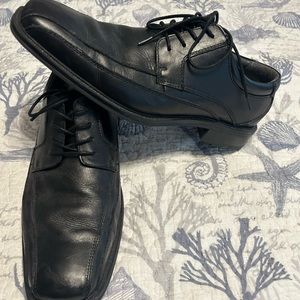 Mens Dockers dress shoes. Size 10.